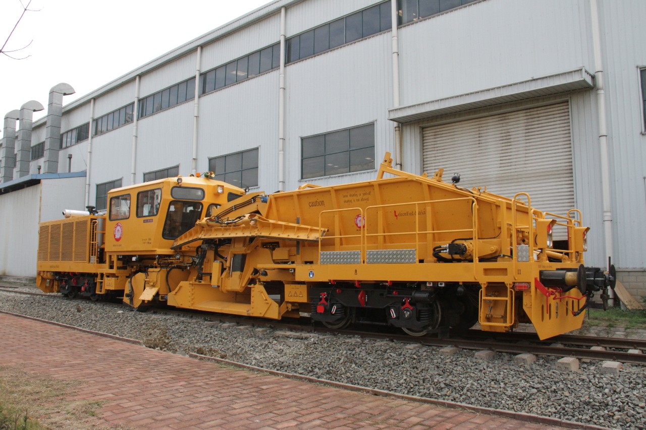 SPZ-270系列配砟整形车